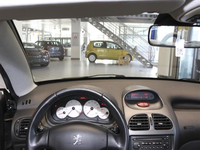 Peugeot 206 CC  für nur 2.650,- € bei Hoffmann Automobile in Wolfsburg kaufen und sofort mitnehmen - Bild 8